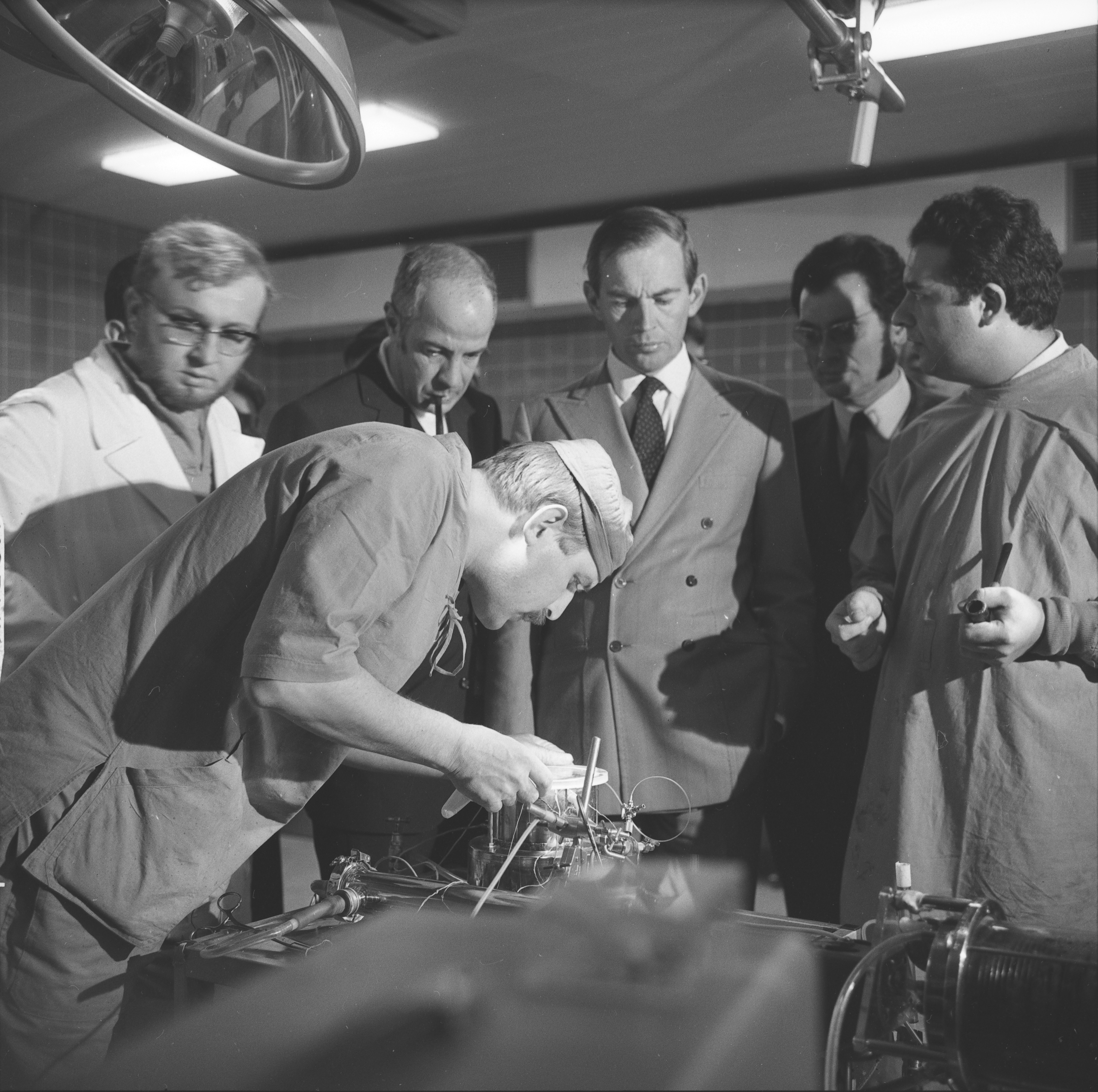А вот первая пересадка человеческого сердца произошла в 1967г. Кристианом Барнардом. Сердце 25летнего парня погибшего в автокатастрофе было пересажено 57летнему пациенту, но он прожил 18 дней и умер от пневмонии.