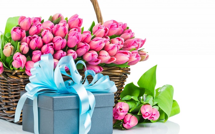 8 марта тюльпаны и коробка с подарком, МедПросвита