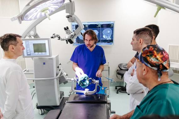 Охматдит отримав сучасне обладнання для нейрохірургічних операцій