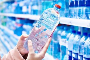 Як правильно зберігати питну воду та убезпечитися від зараження бактеріями? Поради від ЦГЗ