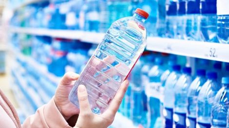 Як правильно зберігати питну воду та убезпечитися від зараження бактеріями? Поради від ЦГЗ