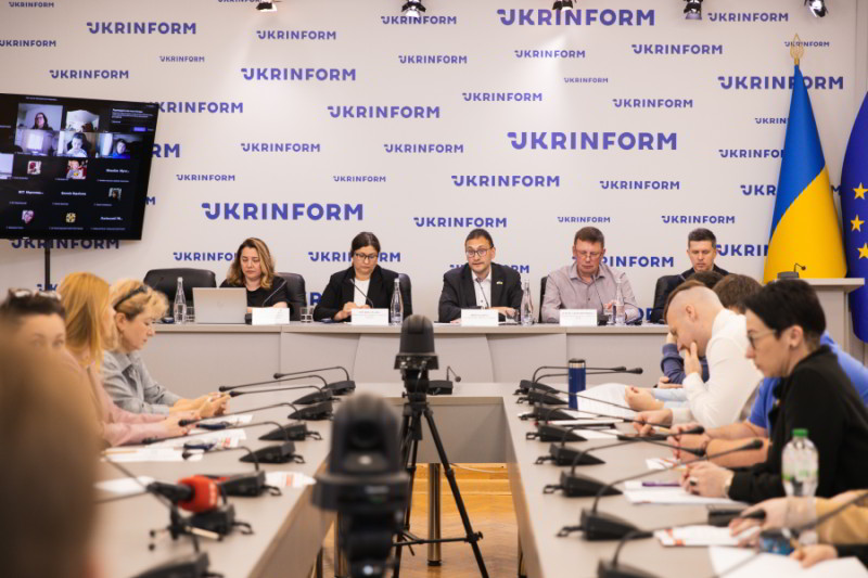 Поширеність куріння сигарет серед підлітків значно знизилася за останні 20 років але залишається стабільною на рівні 12% останні 7 років; натомість кожен п’ятий підліток вживає е-сигарети