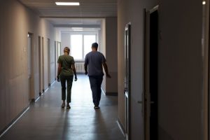 Медичні працівники, постраждалі внаслідок війни, можуть отримати державну допомогу від 200 тис до 1 млн грн