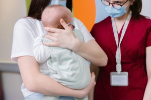 Перший аналіз у житті немовляти: в Україні провели понад 608 тисяч досліджень неонатального скринінгу